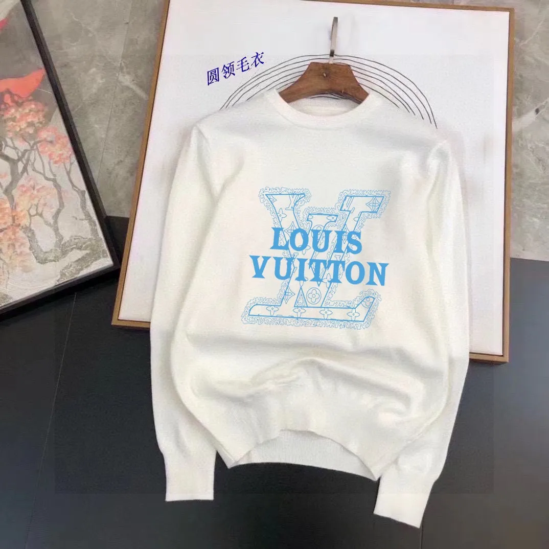 🅿️240 【LV Louis Vuitton】Autumn and winter classic round neck pullover sweater, in full condition! ! ! Wool blended fabric, the latest model in 2025, golden ratio! ! Slim-fitting soft gold, versatile and practical item, the combination and practicality are extremely powerful, simple and elegant, and classy! To create your own style, it is highly recommended to buy it in two colors. The standard slim fit tailoring process is suitable for both young and old men. It is knitted from wool and will not cause any discomfort! While keeping warm, it is stylish, textured and wearable, and the classic logo with contrasting colors on the chest feels in place! ! Recommended for regular customers! ! Size M-3XL (maximum wear: 190 pounds)